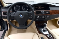BMW 5シリーズ インパネ｜ライバル車比較