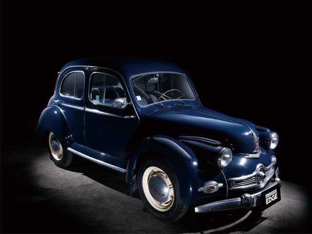 1946年から1954年まで製造された小型車。プジョー、ルノー、シトロエンと並び、フランスを代表する自動車メーカーであったパナールが作った最初の市販車である。同国のクルマより高級路線を意識して作られているため、素材や製法にもコストがかけられ、650～800ccの水平対向エンジンが用意されていた。日本には僅かながらタクシーとして使われていた個体が存在したと言われているが、その存在は非常に希少である。今回の撮影車両は古くから日本に輸入されていて、大事に保管されていた一台となる