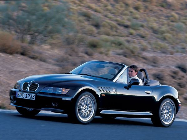 ▲初期型は5ナンバーサイズで、後のワイドボディも全幅1740mmでしかないBMW Z3。とにかく軽快だ