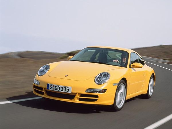 ▲04年8月から11年10月まで販売された旧型ポルシェ 911。コードネームは「997」