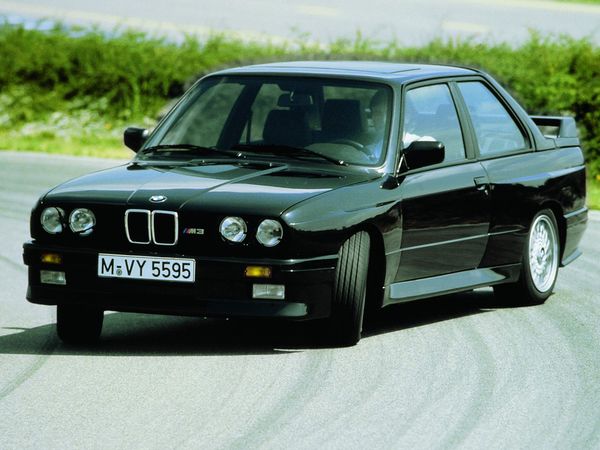 ▲90年代初頭までのツーリングカーレースで「伝説」を作った初代BMW M3。今となっては特段「速い車」というわけではないが、その軽快な身のこなしと、そして何より「存在感」にはいまだ魅了される