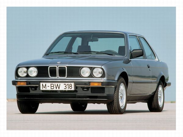 ▲こちらは80年代末のバブル期に「六本木のカローラ」とも呼ばれたBMW 3シリーズ E30型