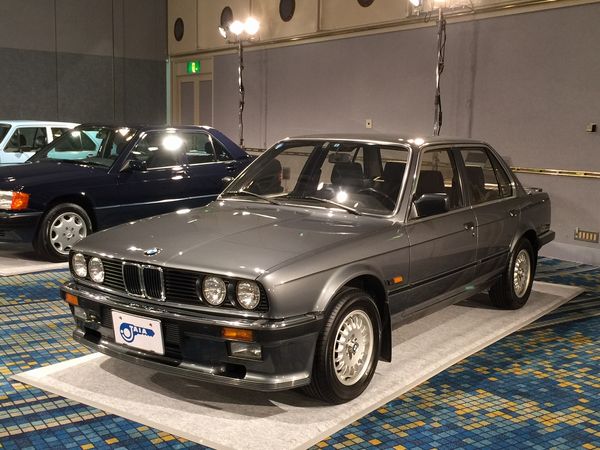 ▲JAIA（日本自動車輸入組合）主催の試乗会で特別展示されていたE30セダンのフルノーマル車