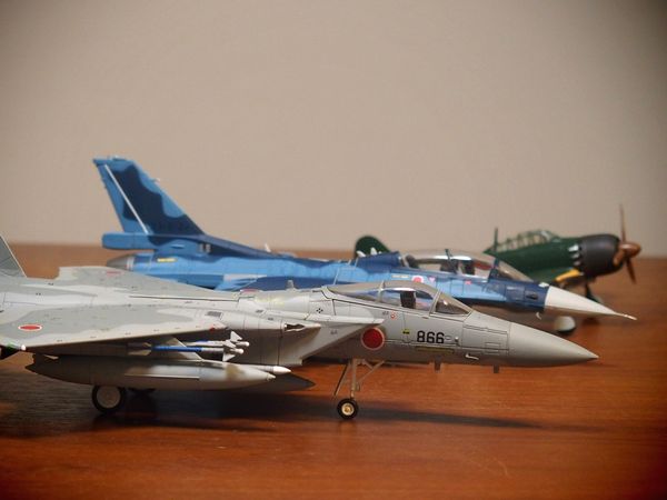 ▲筆者が購入したダイキャスト製の戦闘機模型3点。手前からF-15J、F-2B、零式艦上戦闘機