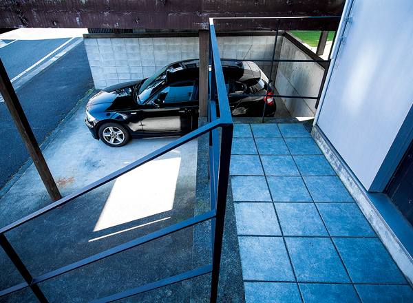 ▲屋外駐車場は2台分のスペースだが、ふだんは奥様専用のBMWが占有。屋根や柱は、家の外観や庭のウッドデッキなどと同じような雰囲気になるようにデザインされている