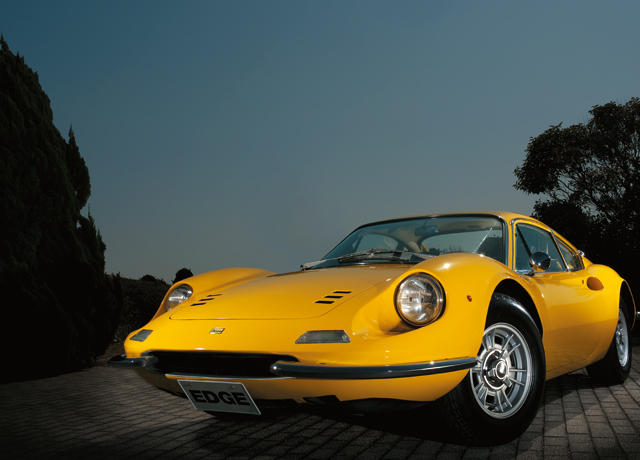 ▲エンツォ・フェラーリ最愛の息子の名を冠したディーノ 206GTは67年に発売を開始。V6、2Lとフェラーリとしては小排気量のエンジンを搭載した206GTは、246GTへその座を譲るまでわずか150台ほどしか生産されなかった。ピニンファリーナがデザインした美しいボディは、いまもなお史上最高のフェラーリと称賛する人も少なくない。206GTは246GTに比べホイールベース、全長ともに短く、よりコンパクトな印象。搭載される65度V6 DOHCエンジンは180psのパワーを発揮する。わずか900kgという車重に、ミッドシップというレイアウトは、当時のロードゴーイングカーの常識を覆す素晴らしいハンドリングを実現した