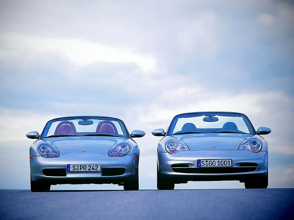 ▲ポルシェ 911として初めて水冷エンジンを搭載した旧々型ポルシェ 911（右）と、ほぼ同時期に販売された2シーターオープンカー初代ボクスター（左）。今やどちらもかなりのお手頃相場だが？