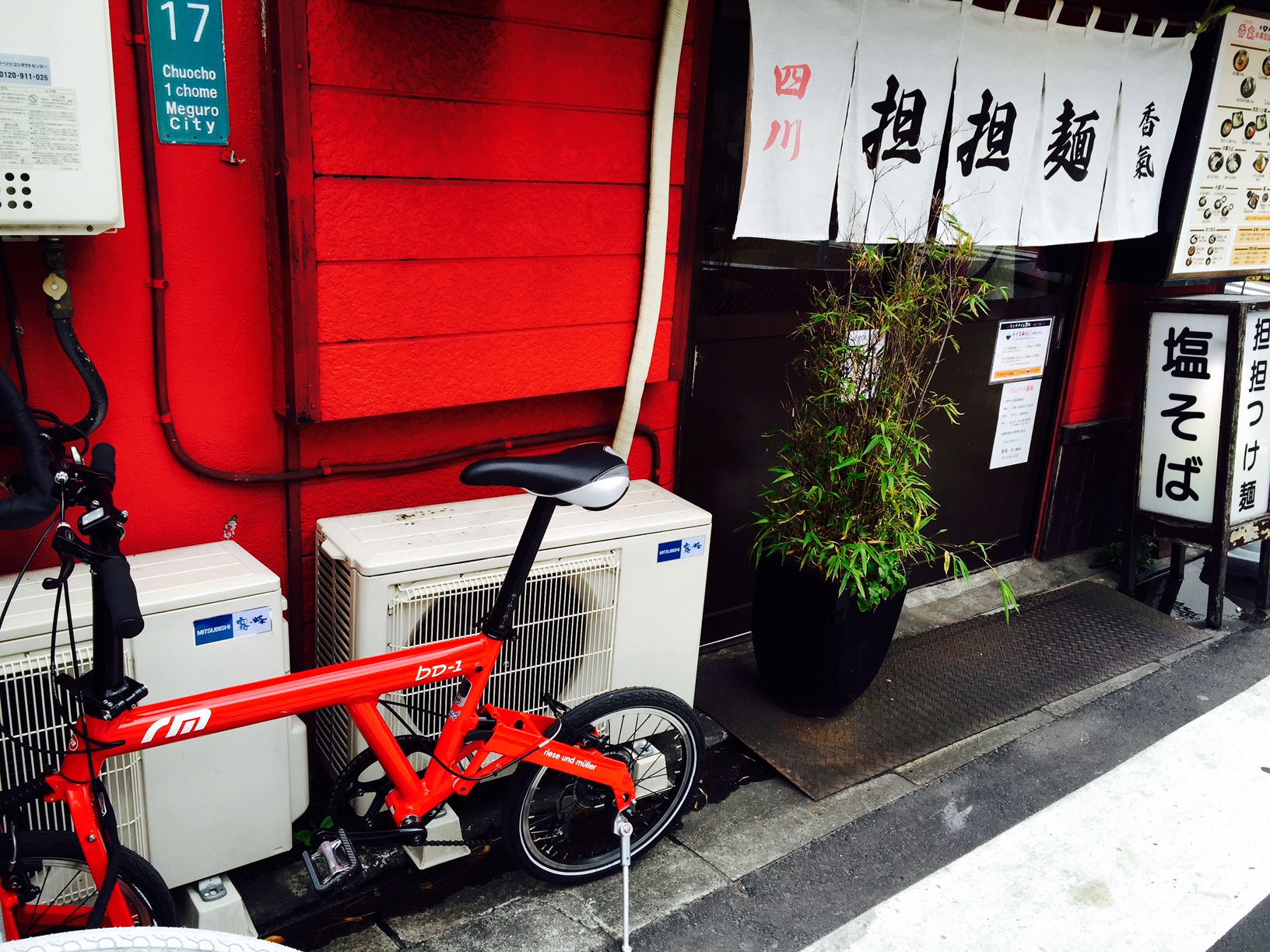 ▲最初のうちは地球ロック（地面から生えている固定物に自転車をロックする方法）をして駐輪していても「……食事中に盗まれちゃうんじゃないか？」と、気が気じゃなかった筆者だが