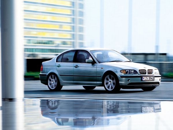 ▲98年から05年まで販売されたE46型 BMW 3シリーズ。01年10月にこの後期フェイスになりました