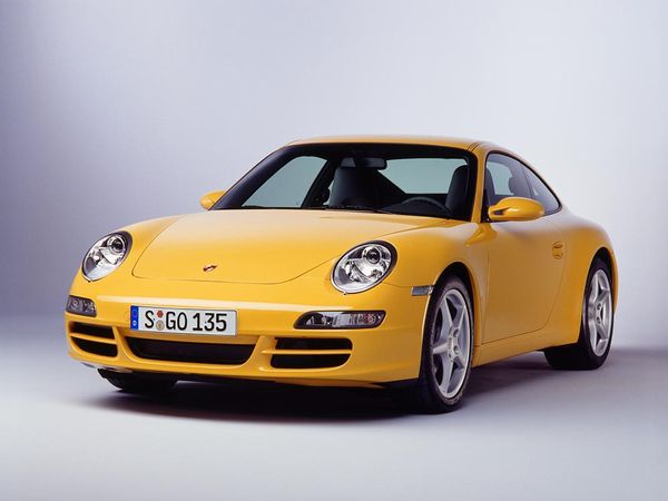 ▲ポルシェ 911の、しかもまだ比較的新しいタイプ997（旧型911）だと、額面年収800万円ではさすがに少々キツいかも。支払総額630万円の07年式カレラを買うとして、上記と同じ頭金、金利、支払い回数でいくと月々の支払額は約8万8000円になる計算で、想定している「5万円」を大きく超えることに。ただ、これにしても残価設定ローン活用したり頭金を増やすなどすれば、まったく買えないわけでもない