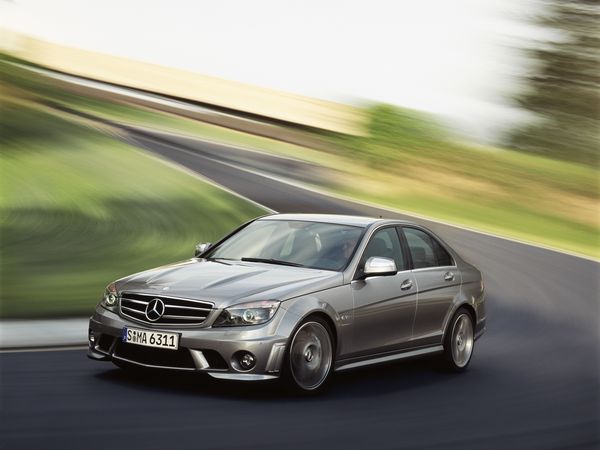 ▲2007年10月からつい先日まで販売されていた旧型メルセデス・ベンツC63AMG。もっと設計年次が新しいAMGが欲しい場合はA45 AMG 4MATICがオススメとなる