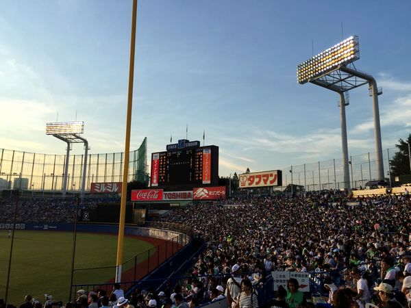 ▲某日の神宮球場。撮影時刻は日没前の18時5分頃で、まだまだ全然暑い（……というかクソ暑い！）