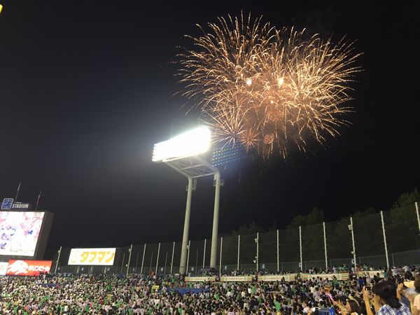 ▲夜になれば涼しく、そして何より抜群の開放感が堪能できる神宮球場。毎日ではないが花火も上がります