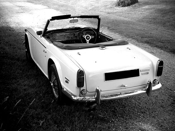 ▲「自分仕様にしていく歓び」も、こういった年代の車の楽しみ。写真は60年代のトライアンフ TR5