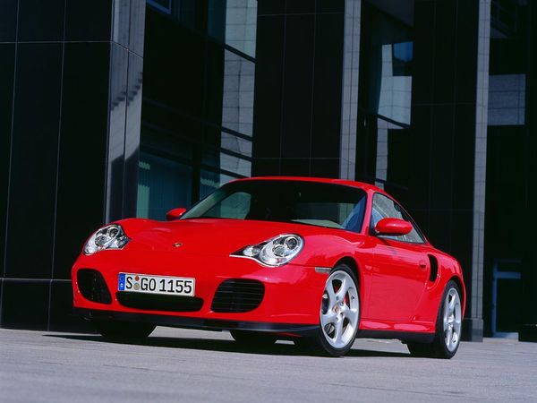 ▲こちらは「タイプ996」こと旧々型ポルシェ 911の「ターボ」。最高出力420psの水冷水平対向6気筒エンジンをリアに搭載し、四輪を駆動する超ハイパーフォーマンスモデルだった