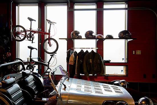 ▲スーパー7側の窓も広く、自然光がたっぷりと注ぎ込む。自転車やヘルメット、オートバイ用のジャケットなどが巧みにレイアウトされてマニアックな雰囲気に仕立てている