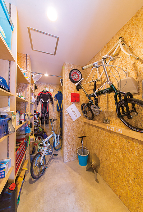 ▲マリンスポーツ、自転車などアクティブな道具が格納されている倉庫。車用のメンテナンス用品も、棚に整然と並べられている。こちらは書斎とは違い、土足のまま出入りする