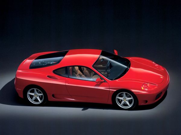 ▲1999年3月から2005年1月まで販売された「360モデナ」。サイズはテスタロッサ並みに大型化され、それまで同様ピニンファリーナがデザインを担当したボディは独特の丸みを帯びたものへと全体のトーンが変更された