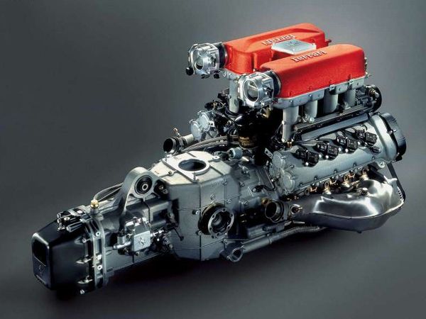 ▲最高出力400psを発生する360モデナの3.6L V8自然吸気エンジン。現在の458イタリアや488GTBほどではないにしても、それでも鬼のような速さをいとも簡単に実現させる素晴らしいエンジンだ