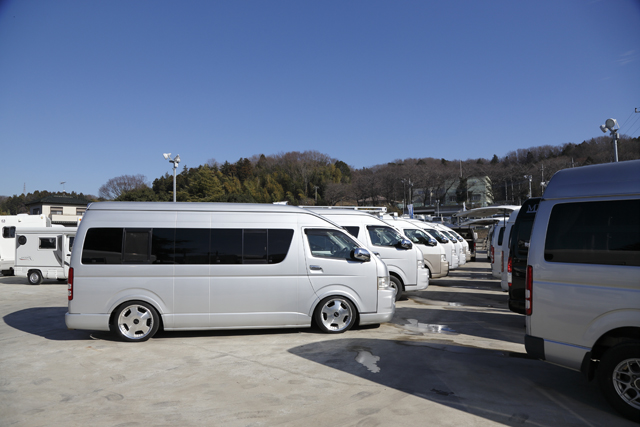 ▲トラックよりもハイエースの方が運転しやすそうだけれど、小さい分、狭くなる。自分にピッタリのサイズ感がまったくわからないというBoseさん