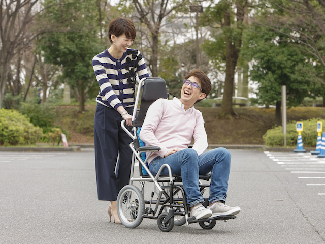 ▲利用者だけでなく、介助する側にとっても生活のすべてに寄り添うのが車椅子。乗り心地、使い心地が鍵だ