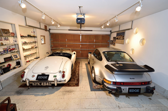 ▲ガレージの床とそれに続くリビングルームの床には、どちらも大谷石が用いられている。両スペースの一体感とともに不思議な温かみを感じさせている