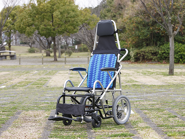 ▲自動車メーカーが作っただけに、通常の車のシートと同じ衝突実験が行われるなど、高い安全性が追求された。一方で、徹底した軽量化と小型化が図られ、男性を乗せても女性がラクに移動させられる。価格は19万8000円（消費税非課税）。介護保険を使ったレンタルなら月々1100円～で使える