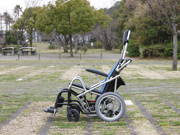 ▲普段の介助時は垂直姿勢だが、乗車時はこのようにチルトダウンする。操作は背もたれ後方のレバーを引くことで簡単に行える。ちなみに背もたれの角度は9度から24度に、座面角度は3度から18度に、ダウン量は100mm