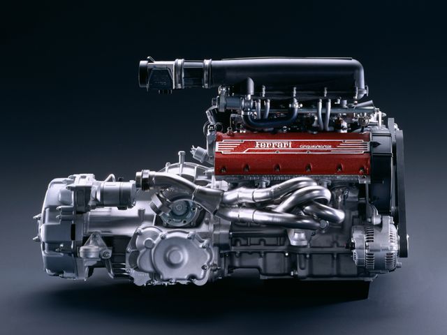 ▲フェラーリ F355のV8エンジン。「それなり以上に値が張る良質整備済み物件を選べば」という条件付きではあるが、購入後の1年あたりのメンテナンスフィーはさほど高額ではない場合が多い