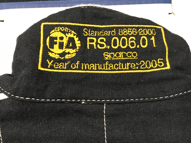 ▲レーシングスーツの襟に刺繍されたFIA基準8856ー2000のラベル