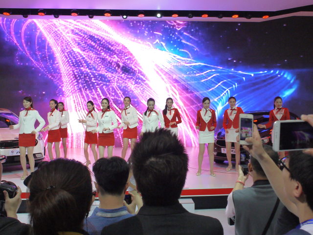 ▲2015年の上海ショー同様、コンパニオンの禁止が打ち出された北京ショーを象徴する1枚。女性モデルの肌の露出は控えめ