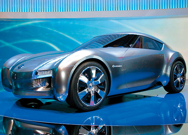 ▲2011年のジュネーブショーで発表された、エスフローは電動スポーツカーを想定したコンセプト。エクステリアはフェアレディZの血筋を連想させるデザインだ