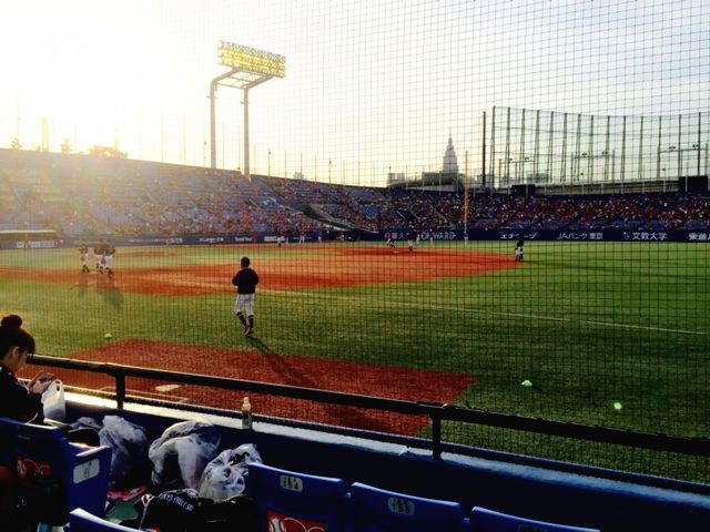 ▲東京ヤクルトスワローズ選手たちの試合前練習風景。神宮球場一塁側ブルペンシートより筆者写す。こういった夕暮どきや、心地良い風が吹いて星がまたたく夜の神宮は、ホントにオススメの場所です
