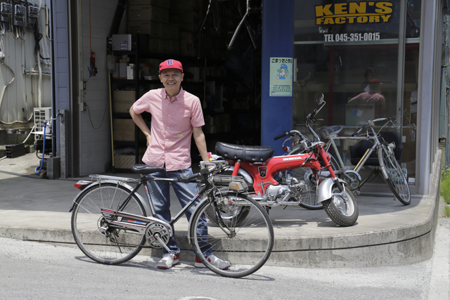 ▲40～50代の人にとってこの自転車はすごく懐かしいでしょう。奥にある赤いホンダ ダックスは1969年式だそうです！