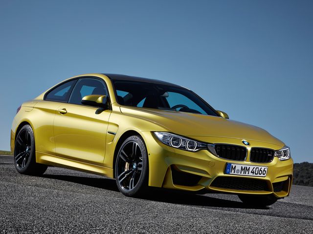 ▲BMW M4クーペは、M3クーペの後継モデルとして14年2月に登場。炭素繊維強化プラスチックを各部に採用することで徹底的な軽量化が図られている。エンジンは最高出力431psの3L直6ターボ。トランスミッションはツインクラッチの7速M DCTと6速MTの2種類を用意