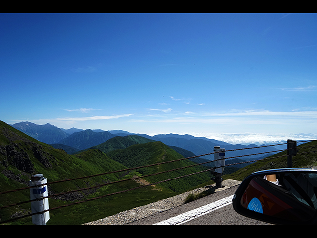 ▲日本一高い道路ならではの山と雲を見渡す光景が広がります。今回はメーカーからお借りした車での走行でしたが、自分の車でこの景色の中を走れたら……と、今後への期待が膨らみました