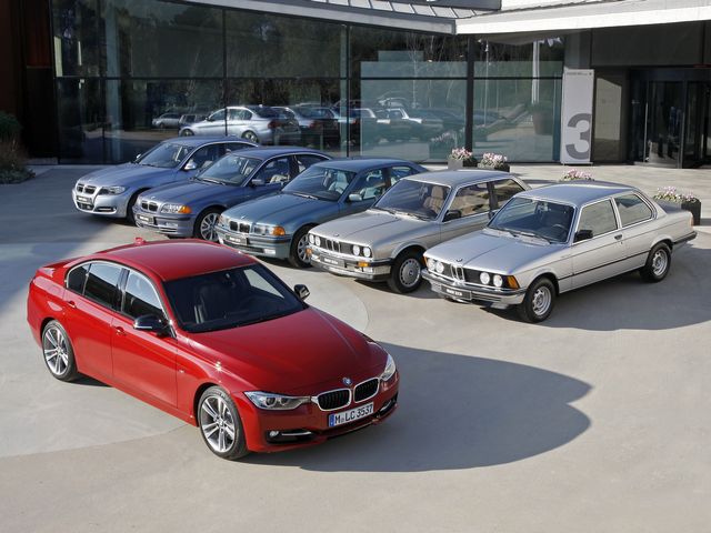 ▲写真は初代から現行までの歴代3シリーズ。奥側向かって右の初代から反時計回りに2代目、3代目、4代目、5代目、そして手前の6代目となる現行BMW 3シリーズと並んでいる