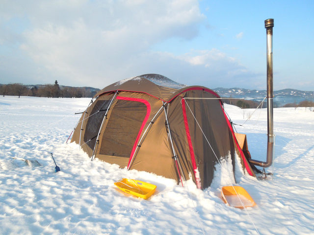 ▲真冬のキャンプで最も大切なのは防寒。ストーブを数台使ったり大きなシェルターの中にテントを建てて暖をとったりします。必然的に夏より荷物は多くなります