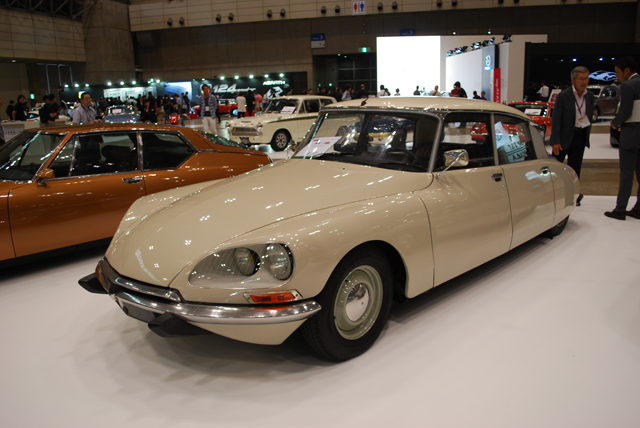 ▲420万円のプライスタグが付けられた1972年式シトロエン DSスペシャル。1955年にデビューした前衛的なデザインのこのモデル。現在のシトロエンが展開するDSブランドもこの車名からきています