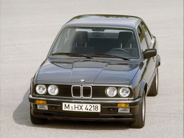 ▲日本では83年に登場した2代目BMW 3シリーズ。直6または直4のSOHCを搭載するコンパクトなFRで、セダンの他クーペとカブリオレ、ツーリング（ステーションワゴン）も存在した