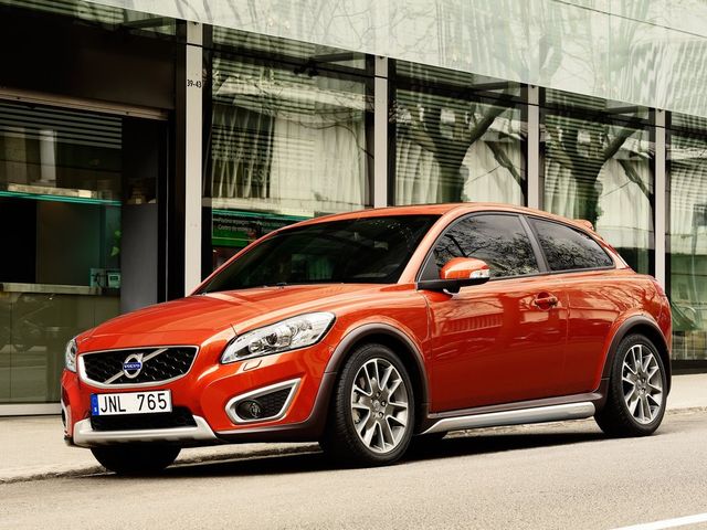 ▲こちらが後期型のボルボ C30。2010年1月までの前期型と比べると程良くファッショナブルなフロントマスクに変更されているのが大きな特徴