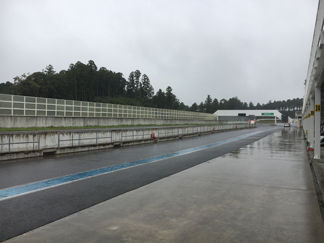 ▲テスト日はご覧のとおり、あいにくの雨。ある程度走り慣れたサーキットではあるが、路面がウエットだと勝手が全く異なってしまう