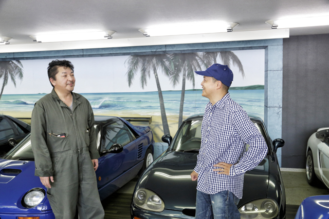 ▲中島店長（左）にAZ-1の乗り味を聞くBoseさん。ゴーカートフィーリングを直に味わえなくて残念そうでした