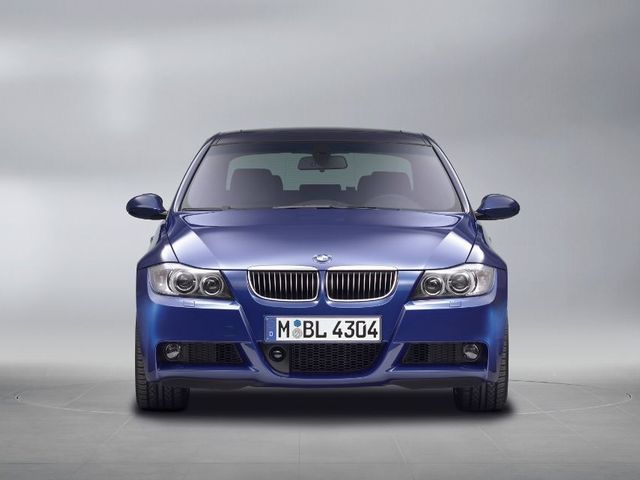 ▲言わずと知れたドイツの名門、BMWの中核モデルである3シリーズ。旧型であれば、走行距離がきわめて少ない現役感たっぷりの物件も実はお手頃価格で探せるのです