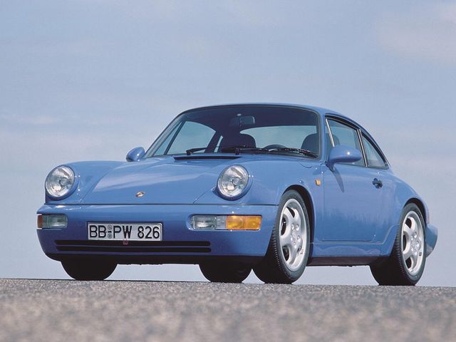 ▲89年登場のカレラ4からスタートした第三世代の911、タイプ964。スタイリングは往年の911そのものとも言えるが、中身は大幅な変貌を遂げている。90年には後輪駆動のカレラ2が追加され、ATながらスポーティな走行が楽しめるティプトロニックATも搭載。その他、タルガとカブリオレ、スピードスターも設定された