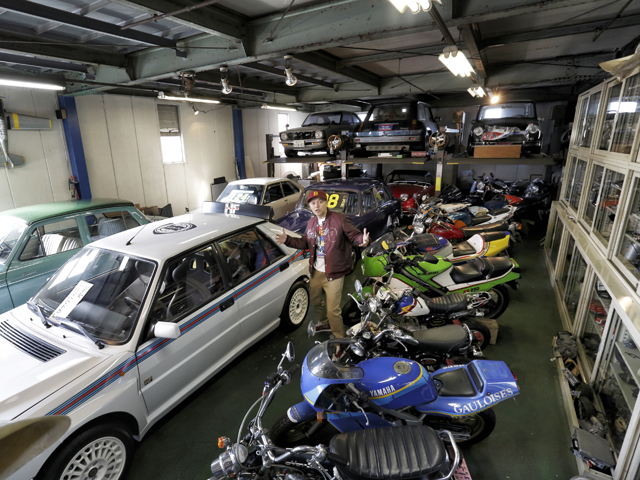 ▲ガレージの中は宝の山！　珍しい車やバイクが所狭しと並べられています。ここでBoseさんが憧れた名車を発見！