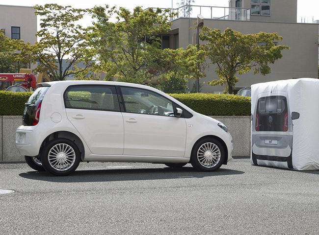 ▲繰り返し「装備が簡素」と言ってきたが、安全装備に関してはさすがに抜かりはない。全車横滑り防止装置とフロント・サイドエアバッグ装備で、走行中に障害物を検知し非常の場合に作動する「低速域追突回避・軽減ブレーキ」も標準装備している