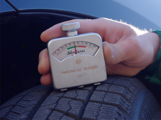 ▲スタッドレスタイヤの柔らかさが測れる硬度計。タイヤ専門店などには必ず準備されている