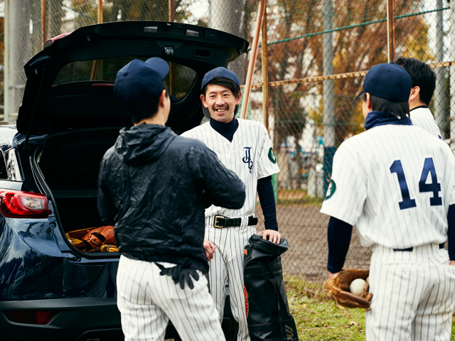 ▲仲間と一緒に野球やフットサルを楽しむアクティブな長谷川さん