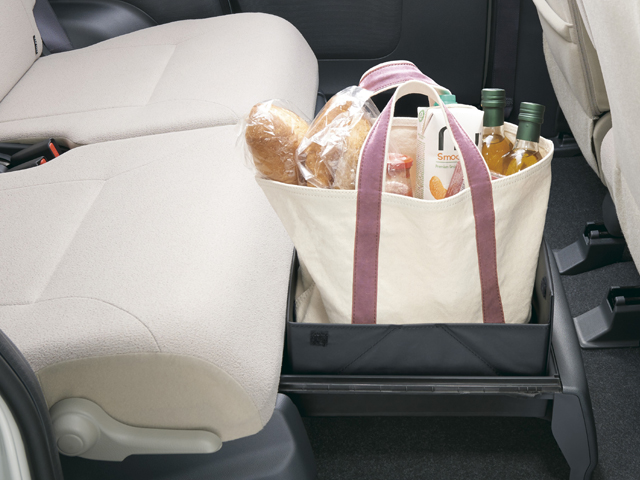 ▲「置きラクボックス」と呼ばれるシート下の収納も超便利。ちなみに、出したままにしておけば、運転席からも手が届きます